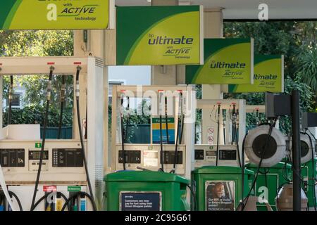 Fila di pompe di benzina BP British Petroleum e segnaletica presso un distributore di benzina a Città del Capo, Sud Africa Foto Stock