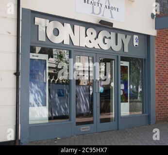 Toni e Guy Hair Salon a Banbury nel Regno Unito, il 26 giugno 2020 Foto Stock