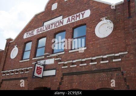 Il negozio di beneficenza dell'Esercito della salvezza a Banbury nel Regno Unito, preso il 26 giugno 2020 Foto Stock