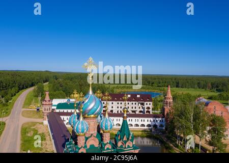 Cupole blu-argento del monastero femminile Nikolo-Solbinsky, distretto di Pereslavsky, regione di Yaroslavl in una giornata estiva, foto scattata da un drone. Foto Stock