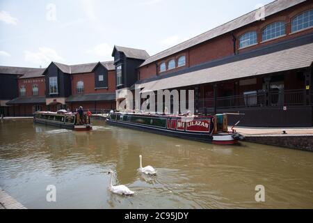 Narrwboats on Banbury Lock passando dal Castle Quay Shopping Centre nel North Oxfordshire nel Regno Unito, preso il 26 giugno 2020 Foto Stock