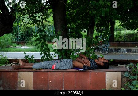 Delhi, India. 28 luglio 2020. Un lavoratore è visto prendere un pisolino corto nel pomeriggio durante una giornata calda e umida d'estate. Delhi ha dimorato sotto il calore bruciante mentre il mercurio aumenta. Credit: SOPA Images Limited/Alamy Live News Foto Stock