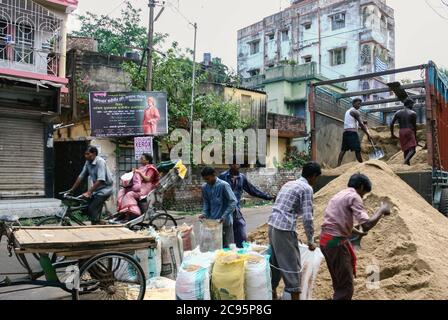 Kolkata, India - Agosto 24, 2021 : giovane india lavora nel cantiere locale per strada della città. Persone e stili di vita concetti. Foto Stock