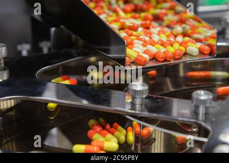 Farmacia Medicina pillola di capsule in linea di produzione in fabbrica medica. Il fuoco selettivo. Foto Stock