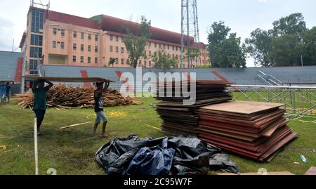 Guwahati, India. 28 luglio 2020. I lavoratori hanno istituito un centro di assistenza COVID-19 temporaneo presso lo stadio Nehru di Guwahati di Assam, India, il 28 luglio 2020. Il COVID-19 dell'India ha attraversato il 1.5 milione-contrassegno mercoledì, raggiungendo 1,531,669, il ministero federale della salute ha detto. Credit: Sr/Xinhua/Alamy Live News Foto Stock