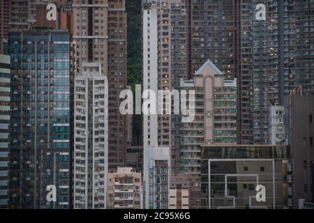Hong Kong, Cina. 07 luglio 2020. Skyline di Hong Kong con grattacieli che bloccano la vista della montagna. Credit: SOPA Images Limited/Alamy Live News Foto Stock