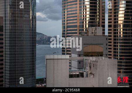 Hong Kong, Cina. 07 luglio 2020. Skyline di Hong Kong con grattacieli che bloccano la vista del Victoria Harbour. Credit: SOPA Images Limited/Alamy Live News Foto Stock