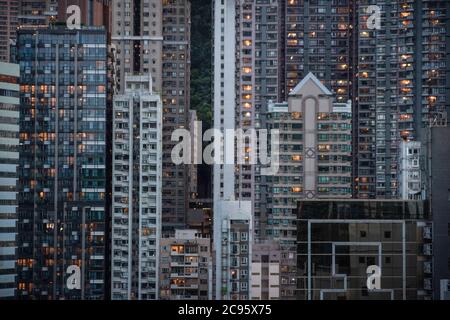Hong Kong, Cina. 07 luglio 2020. Skyline di Hong Kong con grattacieli che bloccano la vista della montagna. Credit: SOPA Images Limited/Alamy Live News Foto Stock