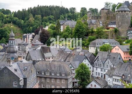 Splendida vista sulla città vecchia di Monschau in Germania Foto Stock