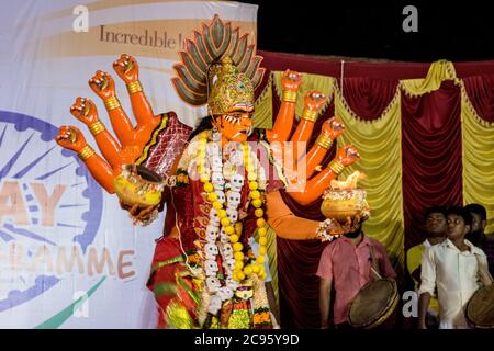 Spettacolo teatrale etnico indiano durante un festival etnico a Gerusalemme, Israele Foto Stock