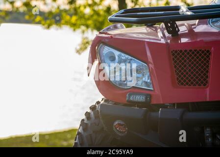 vista frontale ravvicinata della quad rossa atv, avventure fuoristrada, tour e viaggi su tutti i terreni in campagna Foto Stock