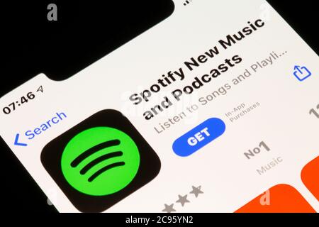 Ostersund, Svezia - 29 luglio 2020: Icona dell'app Spotify su uno smartphone. Spotify è un provider svedese di servizi multimediali e di streaming di musica. Foto Stock