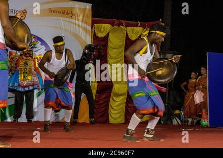 Spettacolo teatrale etnico indiano durante un festival etnico a Gerusalemme, Israele Foto Stock