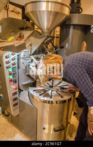 Tostatura perfetta dei chicchi di caffè Foto Stock