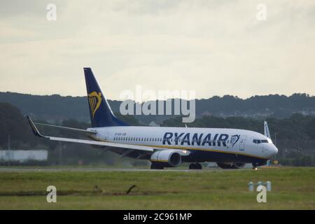 Glasgow, Scozia, Regno Unito. 29 luglio 2020. Nella foto: Volo Ryanair da Dublino che atterra all'aeroporto di Glasgow. Credit: Colin Fisher/Alamy Live News Foto Stock