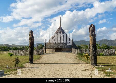 Tipica capanna kanak con totem a Gouaro Deva, Bourail, Nuova Caledonia Foto Stock