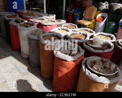 MARRAKECH, MAROCCO - Settembre 23 2019: Selezione di spezie su un mercato tradizionale marocchino Foto Stock