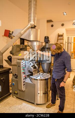 Tostatura perfetta dei chicchi di caffè Foto Stock