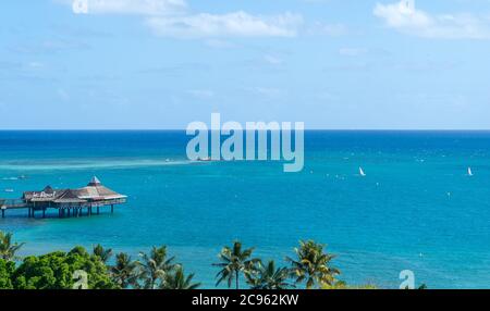 isola tropicale nella nuova caledonia, cielo e mare sono blu Foto Stock