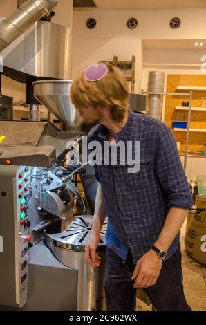 Tostatura perfetta dei chicchi di caffè Foto Stock