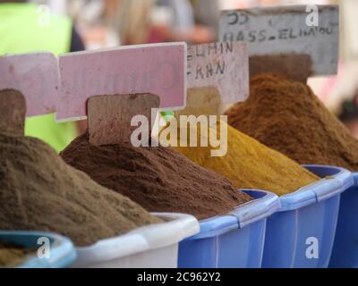 MARRAKECH, MAROCCO - Settembre 23 2019: Selezione di spezie su un mercato tradizionale marocchino Foto Stock