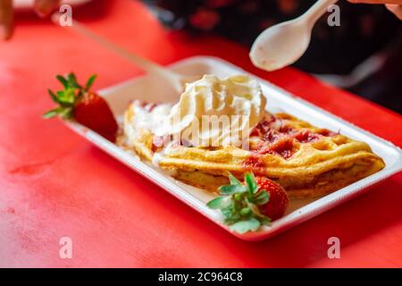 Pancake con gelato e fragole Foto Stock