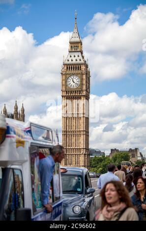 Londra, Gran Bretagna - Big ben. Scena di strada con pulmino gelato e taxi al Westminster Bridge che si affaccia sulle Camere del Parlamento con il Big ben Foto Stock