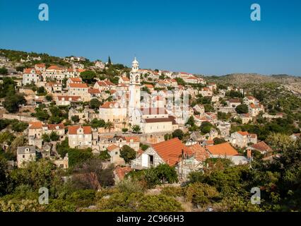 Lozisca, isola di Brac, Dalmazia, Croazia - pittoresco villaggio di montagna Lozisca. Foto Stock