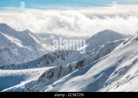 Una vista invernale dalla vetta del Todorin (conosciuta anche come Todorka) Pirin Mountains, Bulgaria Foto Stock