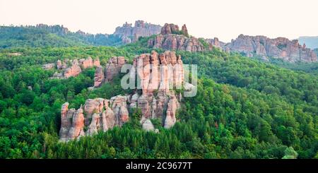 Una vista panoramica delle rocce di Belogradchik - punto di riferimento naturale nella zona di Belogradchik, Montagne dei Balcani, Bulgaria nord-occidentale Foto Stock