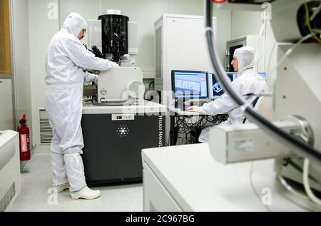 Duisburg, Renania Settentrionale-Vestfalia, Germania - alta tecnologia nell'area della Ruhr. CeNIDE, Centro di Nanointegrazione presso l'Università di Duisburg-Essen. Foto Stock