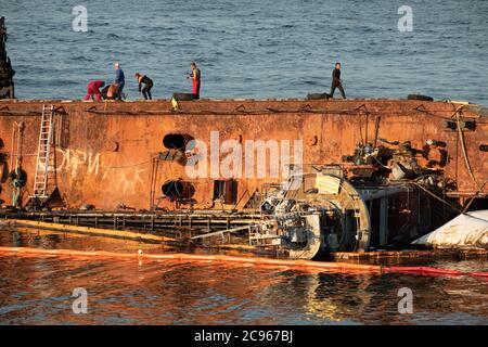 Lavoratore prepararsi a salvare nave distrutta in Odessa Ucraina. Foto Stock