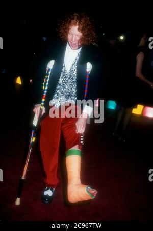 Los Angeles, California, USA 11 Febbraio 1996 il comico Carrot Top, alias Scott Thompson, partecipa al decimo Annual American Comedy Awards il 11 Febbraio 1996 al Shrine Auditorium di Los Angeles, California, USA. Foto di Barry King/Alamy Stock foto Foto Stock