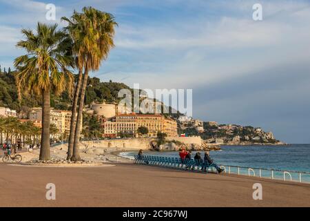 Vista dalla Promenade des Anglais alla colline du Chateau, Nizza, Costa Azzurra, Francia, Europa Foto Stock