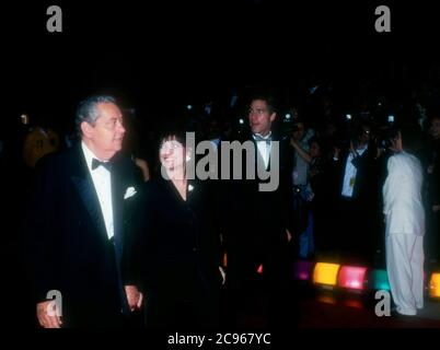 Los Angeles, California, USA 11 Febbraio 1996 attrice Suzanne Pleshette e marito Tommy Gallagher partecipano al 10° Premio annuale della Commedia americana il 11 Febbraio 1996 al Shrine Auditorium di Los Angeles, California, USA. Foto di Barry King/Alamy Stock foto Foto Stock