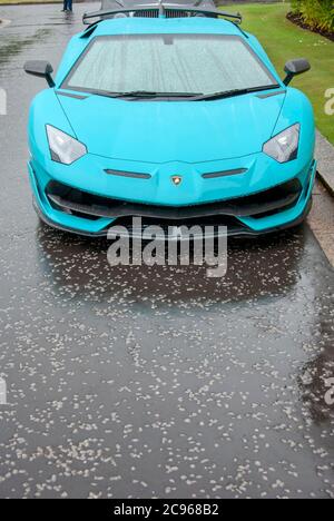 2019 modello Teal Blue Lamborghini Aventador SVJ Sports Car Vista anteriore rialzata rhd guida a destra turchese blu italiano MID motore lamborghini avent Foto Stock