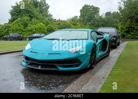 2019 modello Teal Blue Lamborghini Aventador SVJ Sport Auto anteriore lato passeggero vista laterale rhd guida a destra turchese blu italiano MID motore l Foto Stock