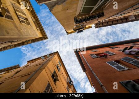 Vecchi edifici nelle strette strade della città vecchia, Nizza, Costa Azzurra, Francia, Europa Foto Stock