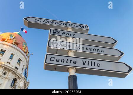 Cartelli stradali vicino al famoso edificio le Negresco, Nizza, Costa Azzurra, Francia, Europa Foto Stock