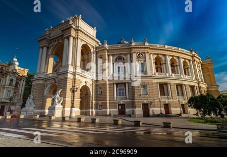 Lunga esposizione, scatto colorato di Odessa Opera House in Ucraina Foto Stock