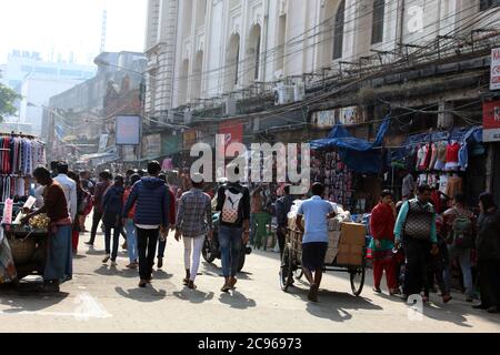 Kolkata, Bengala Occidentale/India - 29 dicembre 2019: Folla casuale nella stagione festiva per lo shopping, a Esplanade, New Market, Dharmatala, Kolkata. Foto Stock