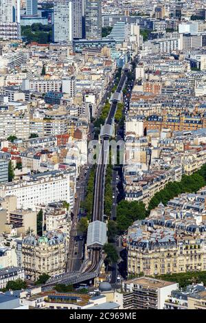 Foto ad alto angolo della linea 6 della metropolitana aerea di Parigi - Parigi, Francia Foto Stock