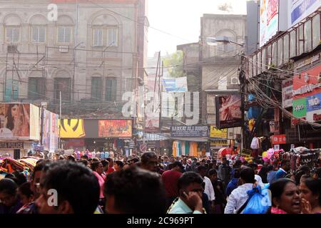 Kolkata, Bengala Occidentale/India - 29 dicembre 2019: Folla casuale nella stagione festiva per lo shopping, a Esplanade, New Market, Dharmatala, Kolkata. Foto Stock