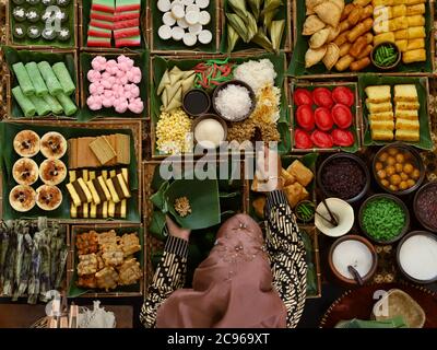 Kios Jajan Pasar, la tradizionale stalla indonesiana di spuntini dolci e salati Foto Stock