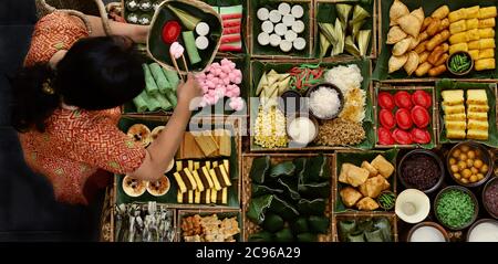 Kios Jajan Pasar, la tradizionale stalla indonesiana di spuntini dolci e salati Foto Stock