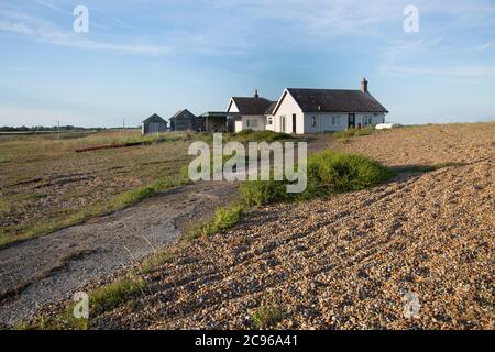 Beach House bungalow sul mare chiamato The Beacons a Shingle Street, Suffolk, Inghilterra, Regno Unito Foto Stock