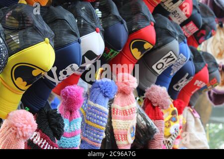 Kolkata, Bengala Occidentale/India - 29 dicembre 2019: Varietà di cappelli colorati e cappelli sono in vendita in un negozio aperto, a Esplanade, Kolkata. Foto Stock