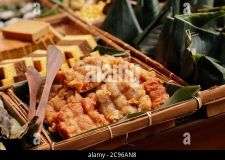 Batagor, il Sundanese Fried gnocchi da Bandung, Giava Occidentale Foto Stock