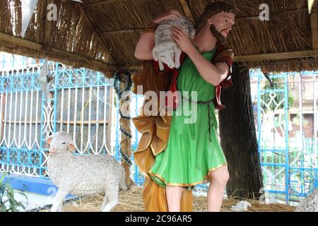 Kolkata, Bengala Occidentale/India - 29 dicembre 2019: Un modello della scena della Natività alla nascita di Gesù in una stalla a Betlemme. Statua modello umano fittizio con s Foto Stock