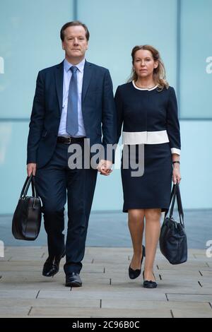 L'ex deputato conservatore Charlie Elphicke, con il deputato di dover Natalie Elphicke, arriva al Southwark Crown Court di Londra dove è in processo accusato di tre capi di aggressioni sessuali di due donne. Foto Stock